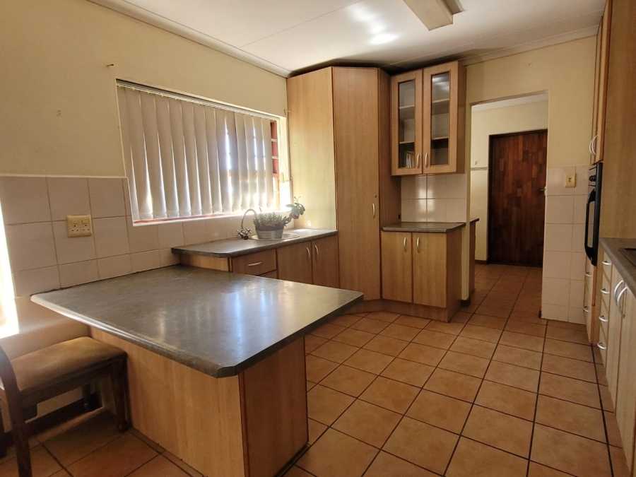 To Let 4 Bedroom Property for Rent in Wavecrest Eastern Cape